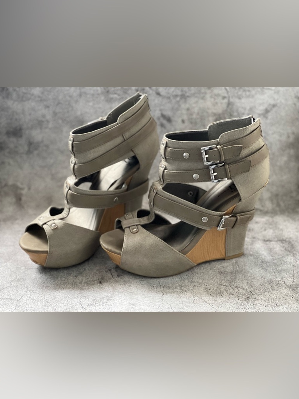 Shi by JOURNEYS Taupe Strappy Wood Wedge Sandals Size 9